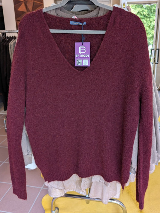 Der V-Ausschnitt Flausch Pullover kombiniert 30% Alpaka, 30% Nylon und 17% Wolle für ein besonders weiches und langlebiges Tragegefühl - elegant, warm, modern!