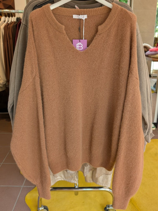 Behaglicher stilvoller Flausch Pulli Pullover mit V-Ausschnitt aus 52% Alpaka 32% Nylon in Karamell Braun - perfekt für alle Gelegenheiten von lässig bis elegant!