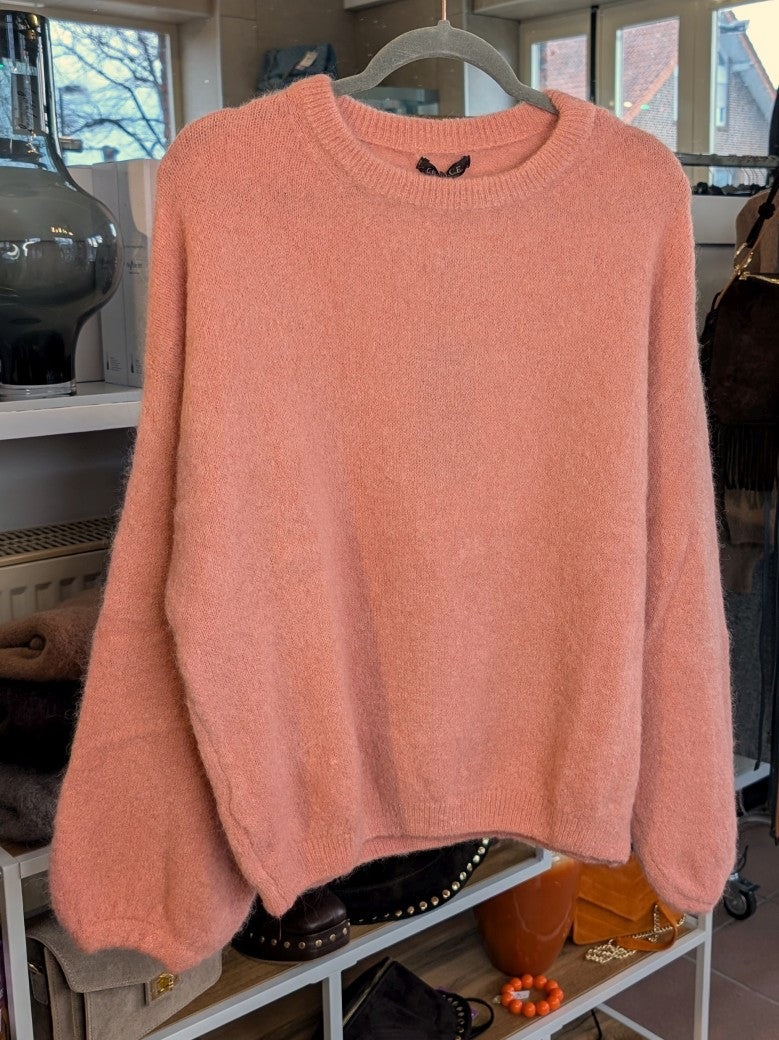 Weicher flauschiger Pullover mit Rundhalsausschnitt aus Alpaka und Wolle in Pepe Rosa von CHOICE - optimaler wohliger Tragekomfort, deal für jeden Anlass!