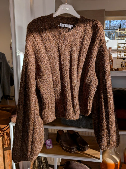 Der Pullover aus einer hochwertigen Mischung aus Viskose und Wolle in warmem Coffee-Braun mit Blau Gelb verbindet stilvolles Design und Tragekomfort!