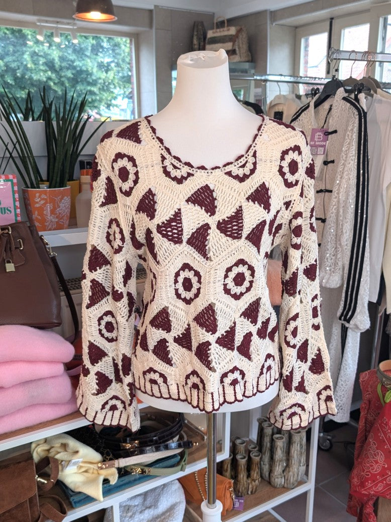 Eleganter Feinstrick-Pullover mit raffinierter Häkeloptik und floralen Blumenmotiven, zeitloses Design in Crème Burgund Rot - perfekten Begleiter für jeden Tag.