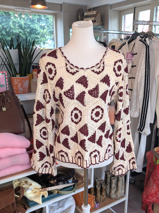 Eleganter Feinstrick-Pullover mit raffinierter Häkeloptik und floralen Blumenmotiven, zeitloses Design in Crème Burgund Rot - perfekten Begleiter für jeden Tag.