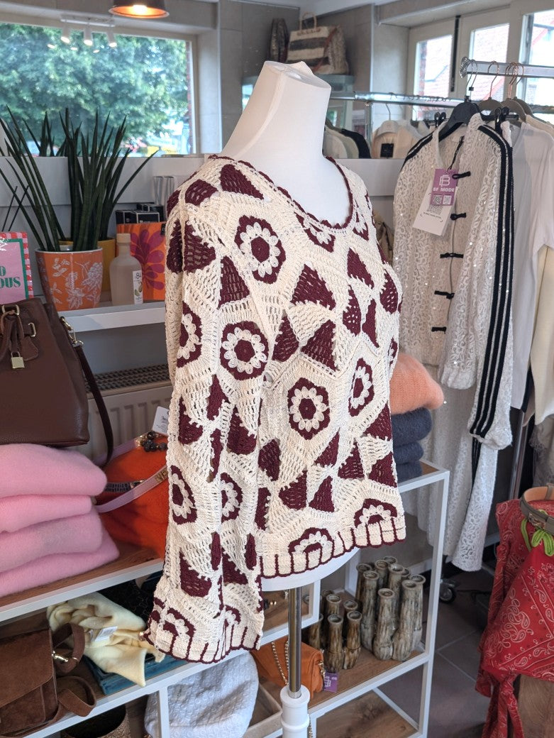 Eleganter Feinstrick-Pullover mit raffinierter Häkeloptik und floralen Blumenmotiven, zeitloses Design in Crème Burgund Rot - perfekten Begleiter für jeden Tag.