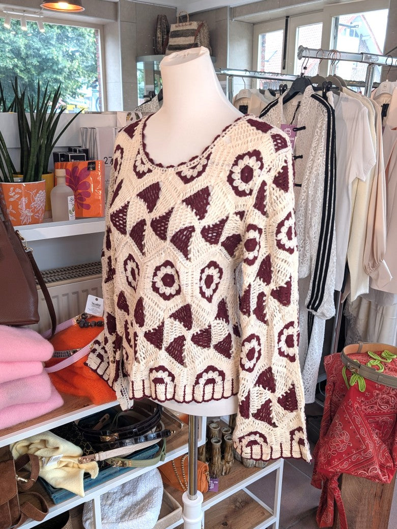 Eleganter Feinstrick-Pullover mit raffinierter Häkeloptik und floralen Blumenmotiven, zeitloses Design in Crème Burgund Rot - perfekten Begleiter für jeden Tag.