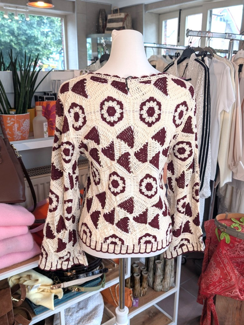 Eleganter Feinstrick-Pullover mit raffinierter Häkeloptik und floralen Blumenmotiven, zeitloses Design in Crème Burgund Rot - perfekten Begleiter für jeden Tag.