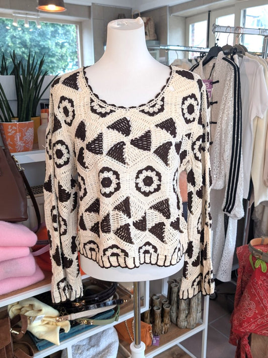 Eleganter Feinstrick-Pullover mit raffinierter Häkeloptik und floralen Blumenmotiven, zeitloses Design in Crème Coffee Braun - perfekten Begleiter für jeden Tag.