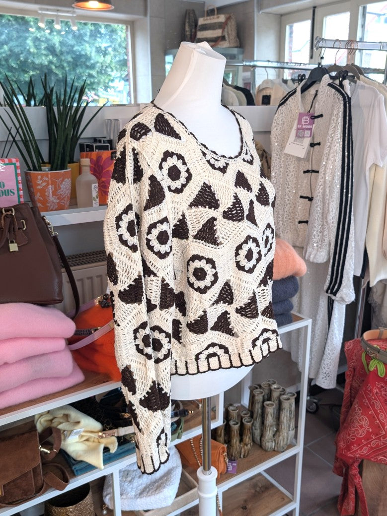 Eleganter Feinstrick-Pullover mit raffinierter Häkeloptik und floralen Blumenmotiven, zeitloses Design in Crème Coffee Braun - perfekten Begleiter für jeden Tag.