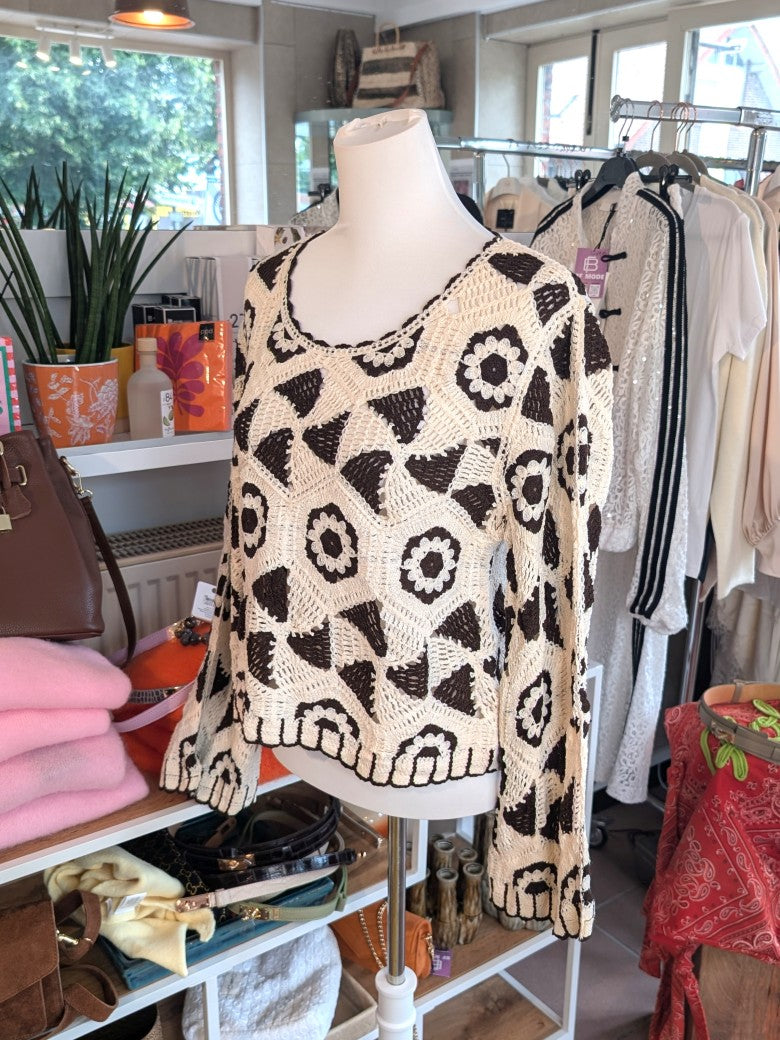 Eleganter Feinstrick-Pullover mit raffinierter Häkeloptik und floralen Blumenmotiven, zeitloses Design in Crème Coffee Braun - perfekten Begleiter für jeden Tag.