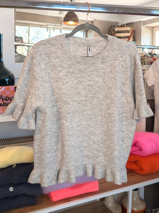 Eleganter Kurzarm-Pullover aus feinem Strickstoff in Hellgrau mit verspieltem Rüschenärmel Highlight. Feminine Note, vielseitig kombinierbar und Layering-Piece!