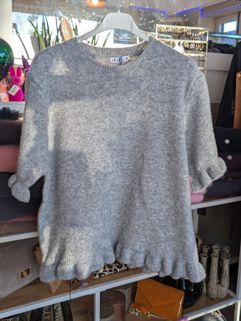 Eleganter Kurzarm-Pullover aus feinem Strickstoff in Grau mit verspieltem Rüschenärmel Highlight. Feminine Note, vielseitig kombinierbar und Layering-Piece!