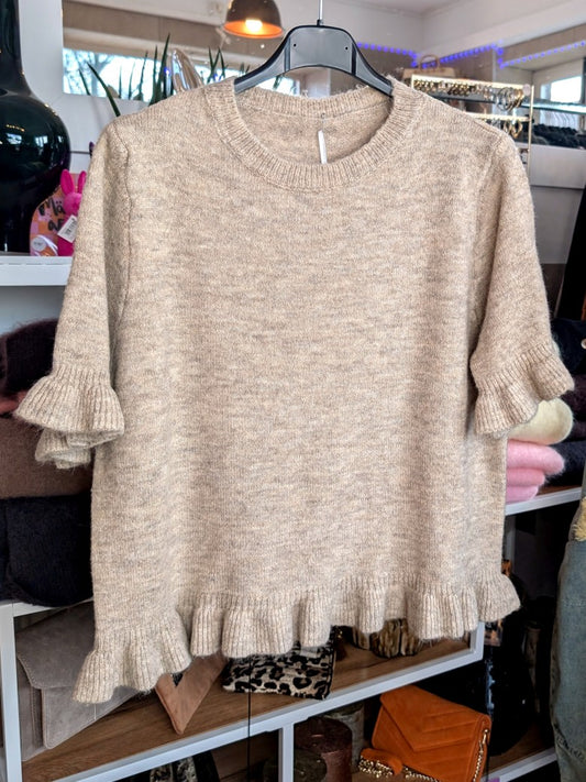 Eleganter Kurzarm-Pullover aus feinem Strickstoff in Taupe mit verspieltem Rüschenärmel Highlight. Feminine Note, vielseitig kombinierbar und Layering-Piece!