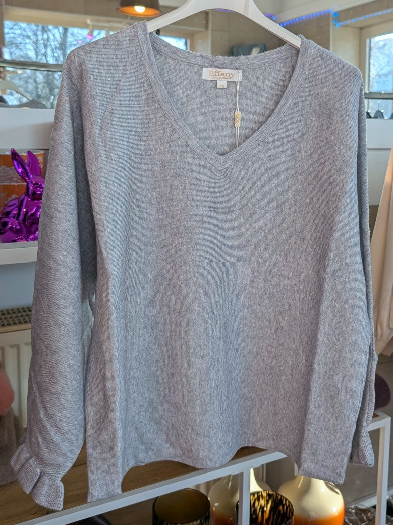 Eleganter weicher Viskose Feinstrick-Pulli mit V-Ausschnitt und verspielten Rüschenärmeln in zeitlosem Hellgrau - passt zu vielen Outfits und jeder Figur!