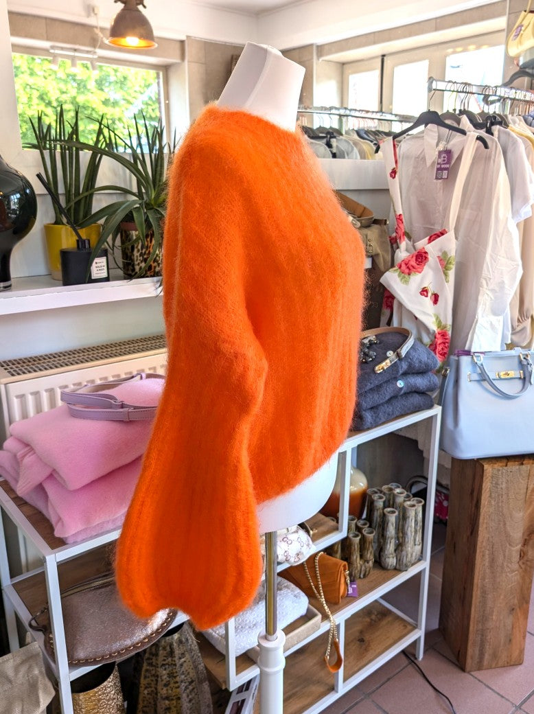 Raffinierter Pullover mit ausdrucksstarken Ballonärmeln und weicher Mohair-Komposition aus 80% Kid Mohair – setze ein modernes Statement mit diesem It-Piece!