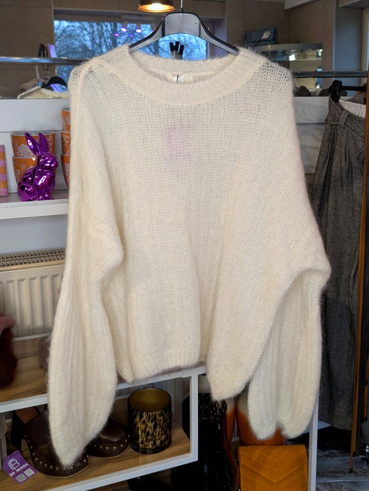 Raffinierter Pullover mit ausdrucksstarken Ballonärmeln und weicher Mohair-Komposition aus 80% Kid Mohair – setze ein modernes Statement mit diesem It-Piece!