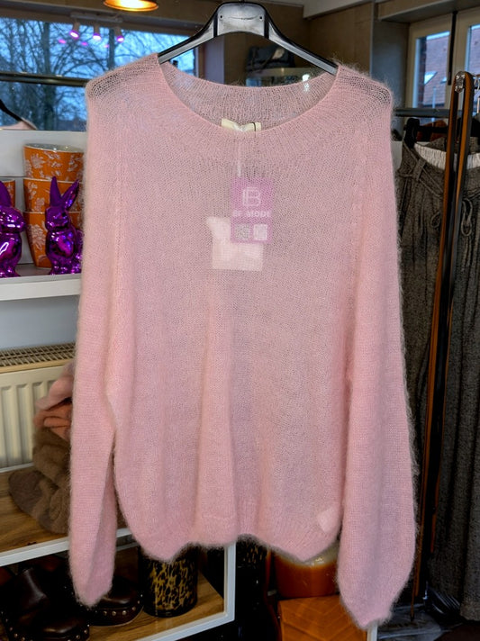 Der flauschige dünne Pulli aus 70% Kid Mohair in wunderschönem Rosé schmeichelt jedem Teint und lässt sich easy kombinieren - perfekt für lässig bis elegant!