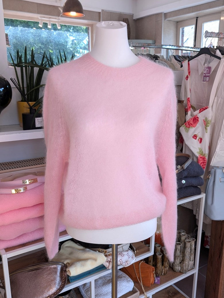 Der flauschige dünne Pulli aus 70% Kid Mohair in wunderschönem Rosé schmeichelt jedem Teint und lässt sich easy kombinieren - perfekt für lässig bis elegant!