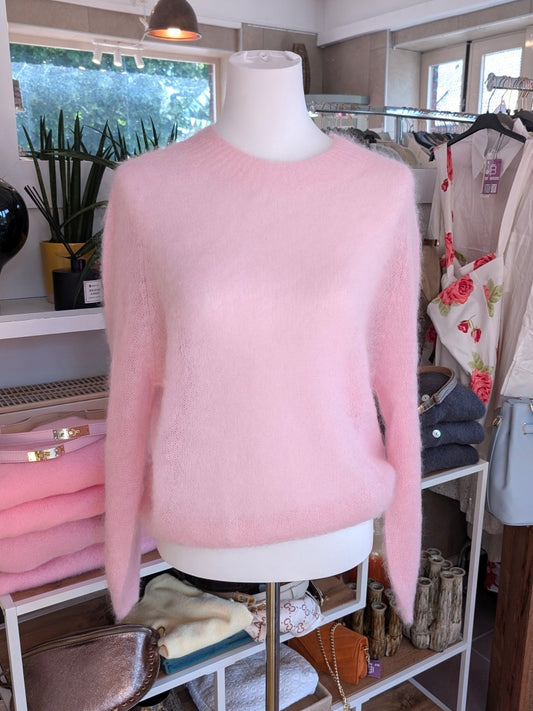 Der flauschige dünne Pulli aus 70% Kid Mohair in wunderschönem Rosé schmeichelt jedem Teint und lässt sich easy kombinieren - perfekt für lässig bis elegant!