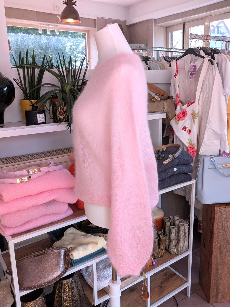 Der flauschige dünne Pulli aus 70% Kid Mohair in wunderschönem Rosé schmeichelt jedem Teint und lässt sich easy kombinieren - perfekt für lässig bis elegant!