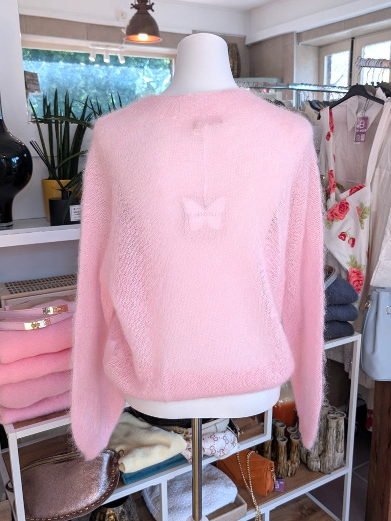 Der flauschige dünne Pulli aus 70% Kid Mohair in wunderschönem Rosé schmeichelt jedem Teint und lässt sich easy kombinieren - perfekt für lässig bis elegant!