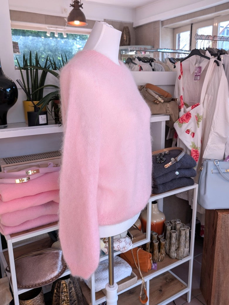 Der flauschige dünne Pulli aus 70% Kid Mohair in wunderschönem Rosé schmeichelt jedem Teint und lässt sich easy kombinieren - perfekt für lässig bis elegant!