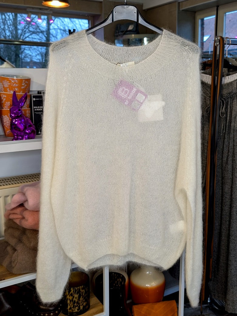 Der flauschige dünne Pulli aus 70% Kid Mohair in wunderschönem Wollweiß schmeichelt jedem Teint und lässt sich easy kombinieren - perfekt für lässig bis elegant!