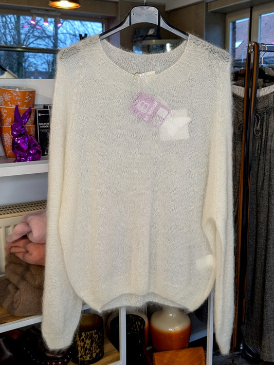Der flauschige dünne Pulli aus 70% Kid Mohair in wunderschönem Wollweiß schmeichelt jedem Teint und lässt sich easy kombinieren - perfekt für lässig bis elegant!
