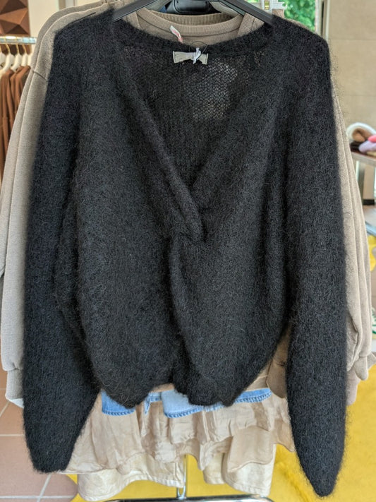 Der weiche Mohair-Pullover aus 80% Mohair in Schwarz mit V-Ausschnitt verbindet flauschigen Komfort mit einem eleganten Knotendesign - perfekt für kühlere Tage!