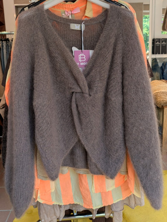 Der weiche Mohair-Pullover aus 80% Mohair in Taupe mit V-Ausschnitt verbindet flauschigen Komfort mit einem eleganten Knotendesign - perfekt für kühlere Tage!