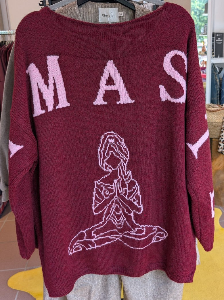 Der Pullover Namaste von BELIEVE besticht durch seinen eleganten V-Ausschnitt und den auffälligen Backprint in den Trendfarben Burgunder/Brombeere und Rosa.