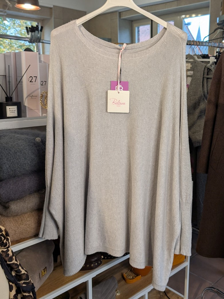 Der hellgraue oversized Pullover kombiniert 52% Viskose, 15% Nylon und 18% Wolle zu einem besonders weichen und wärmenden Kleidungsstück - perfekt für kühle Tage!