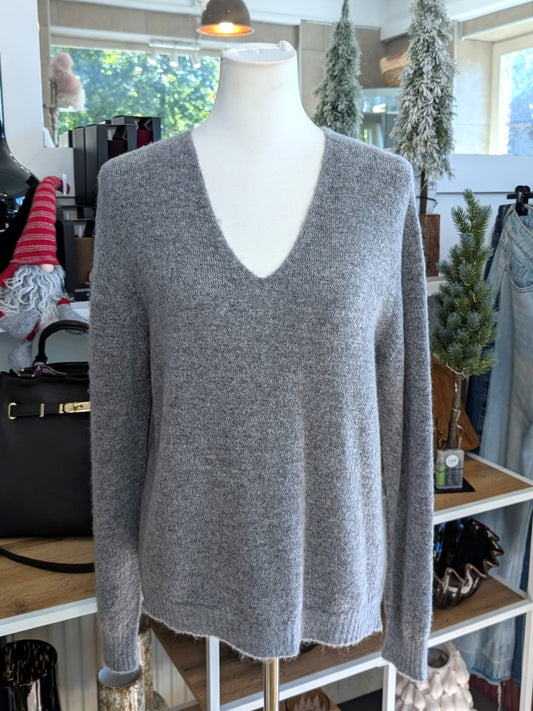 Der V-Ausschnitt Flausch Pullover kombiniert Alpaka und Wolle für ein besonders weiches und langlebiges Tragegefühl - elegant, warm, modern!
