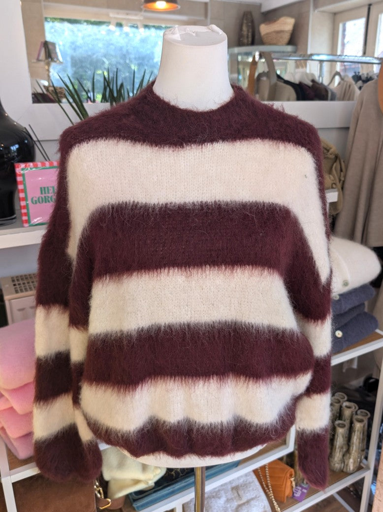 Weicher eleganter Pullover aus Kid Mohair Wolle, raffinierter Look durch breite Streifen Burgundy Weiß – perfekt zu Jeans Röcken Hosen.
