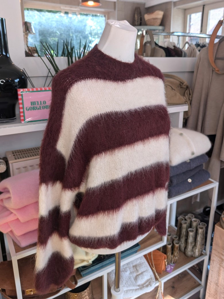 Weicher eleganter Pullover aus Kid Mohair Wolle, raffinierter Look durch breite Streifen Burgundy Weiß – perfekt zu Jeans Röcken Hosen.