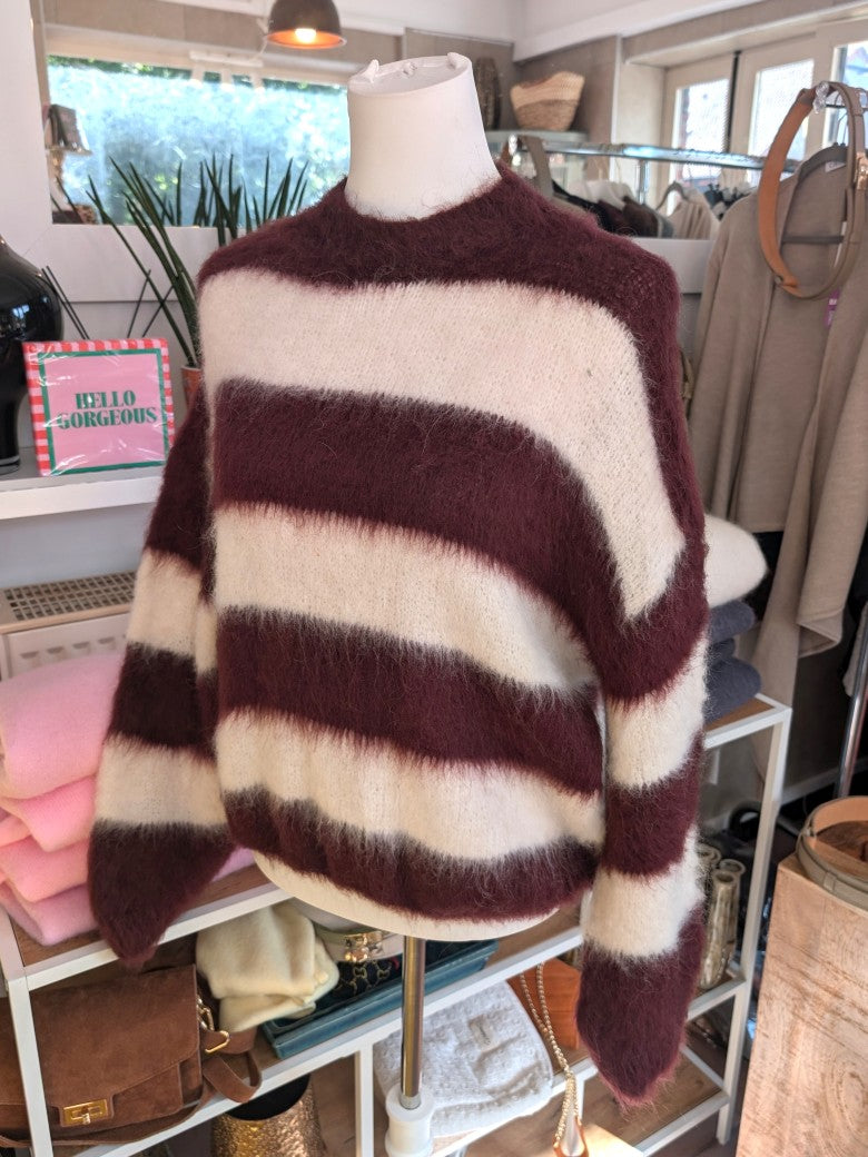 Weicher eleganter Pullover aus Kid Mohair Wolle, raffinierter Look durch breite Streifen Burgundy Weiß – perfekt zu Jeans Röcken Hosen.