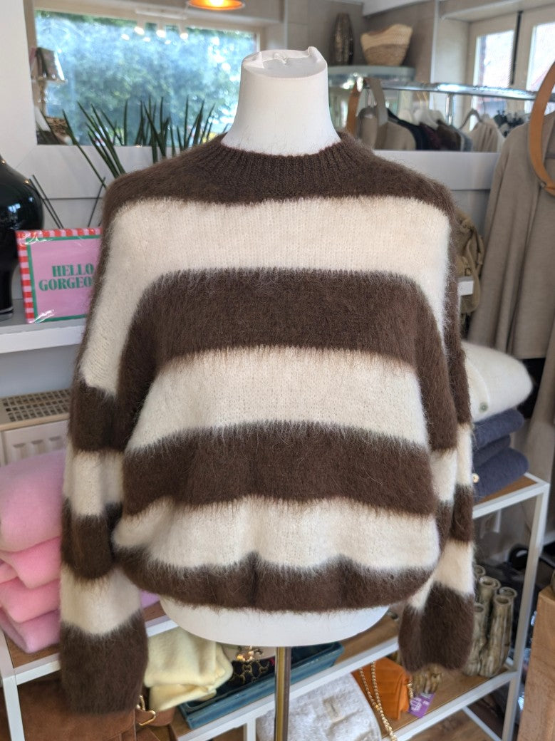 Weicher eleganter Pullover aus Kid Mohair Wolle, raffinierter Look durch breite Streifen Coffee Braun – perfekt zu Jeans Röcken Hosen.