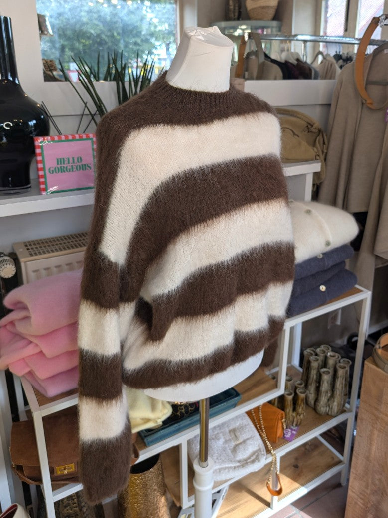 Weicher eleganter Pullover aus Kid Mohair Wolle, raffinierter Look durch breite Streifen Coffee Braun – perfekt zu Jeans Röcken Hosen.