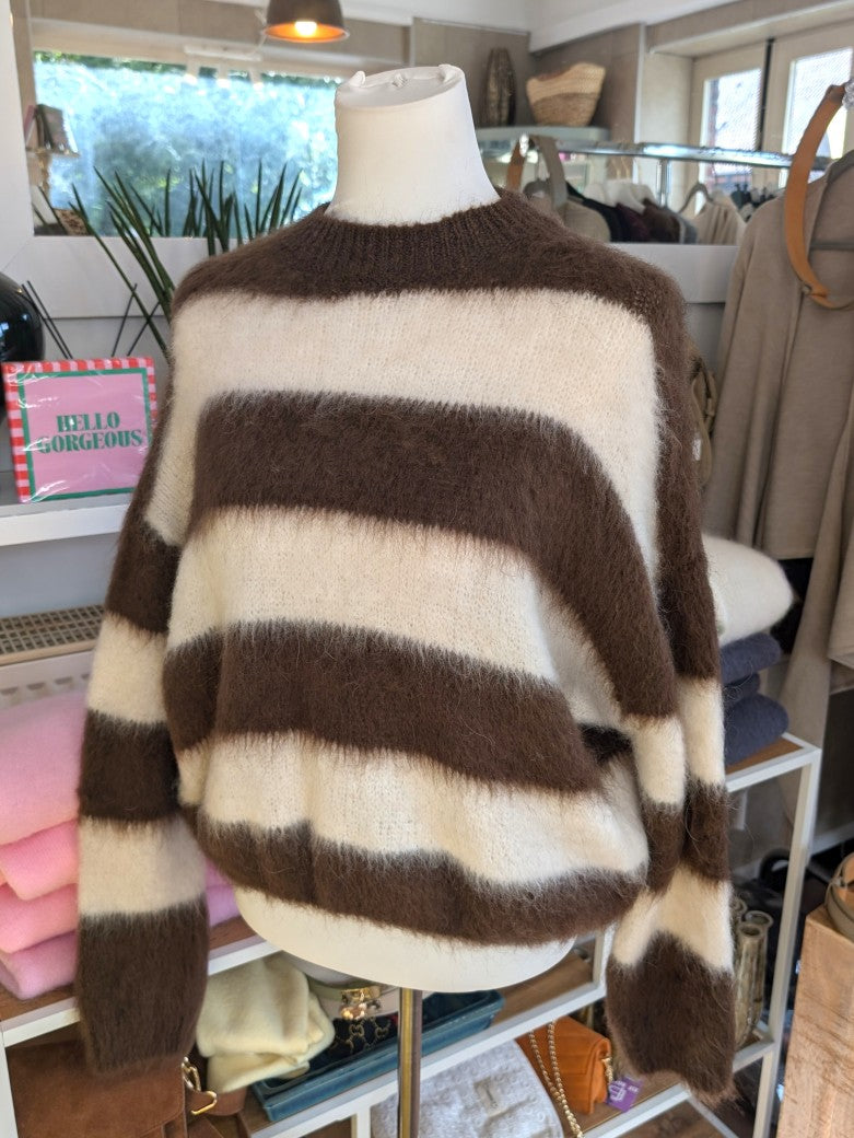 Weicher eleganter Pullover aus Kid Mohair Wolle, raffinierter Look durch breite Streifen Coffee Braun – perfekt zu Jeans Röcken Hosen.