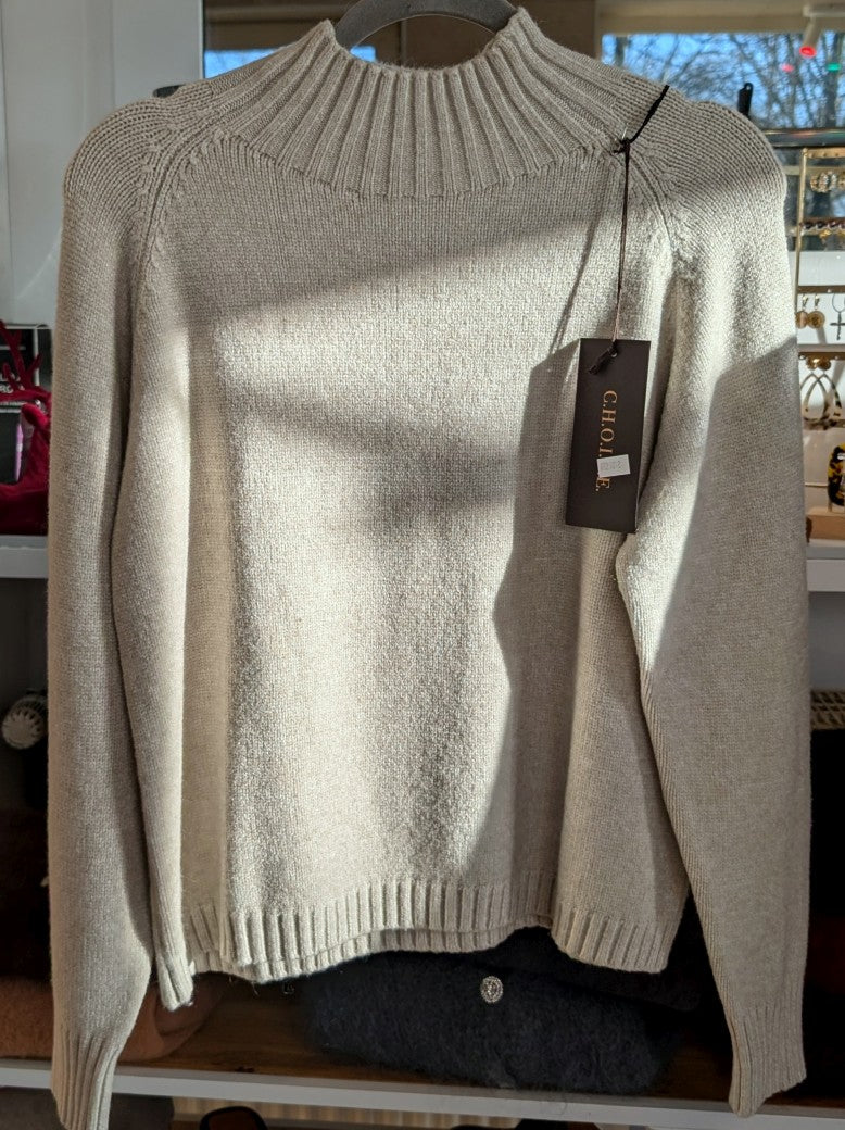 Der Pullover mit Rollkragen aus hochwertiger Viskose Mischung in elegantem Beige verbindet Komfort mit stilvoller Vielseitigkeit - angenehme Wärme für kühle Tage!