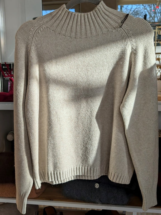Der Pullover mit Rollkragen aus hochwertiger Viskose Mischung in elegantem Beige verbindet Komfort mit stilvoller Vielseitigkeit - angenehme Wärme für kühle Tage!