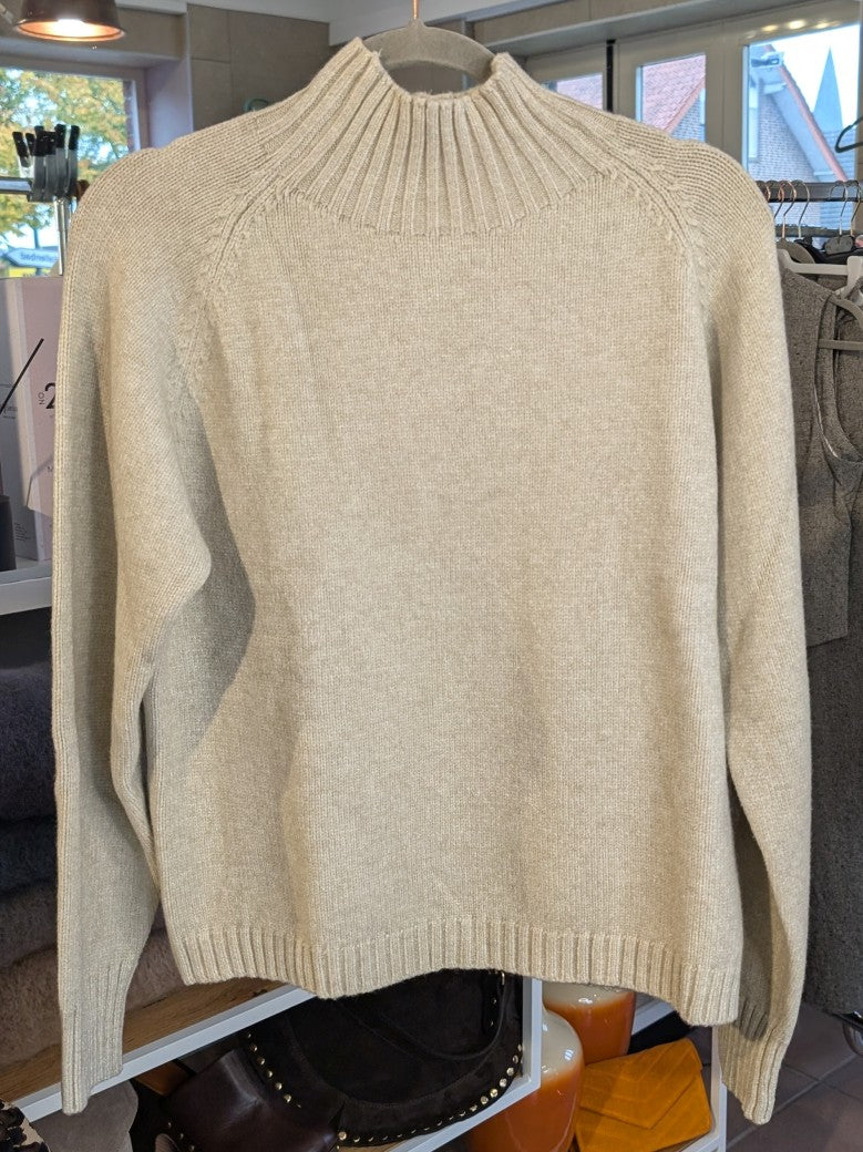 Der Pullover mit Rollkragen aus 41% Nylon und 31% Viskose in elegantem Beige verbindet Komfort mit stilvoller Vielseitigkeit - angenehme Wärme für kühle Tage!