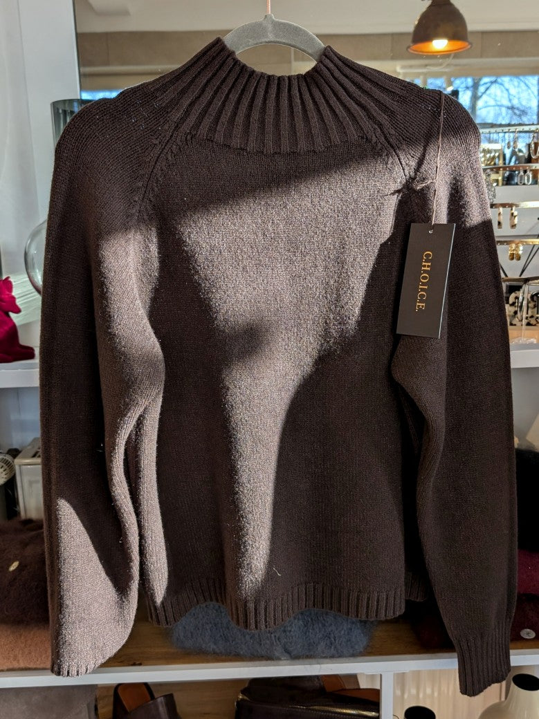 Der Pullover mit Rollkragen aus 41% Nylon und 31% Viskose in Coffee Braun verbindet Komfort mit stilvoller Vielseitigkeit - angenehme Wärme für kühle Tage!