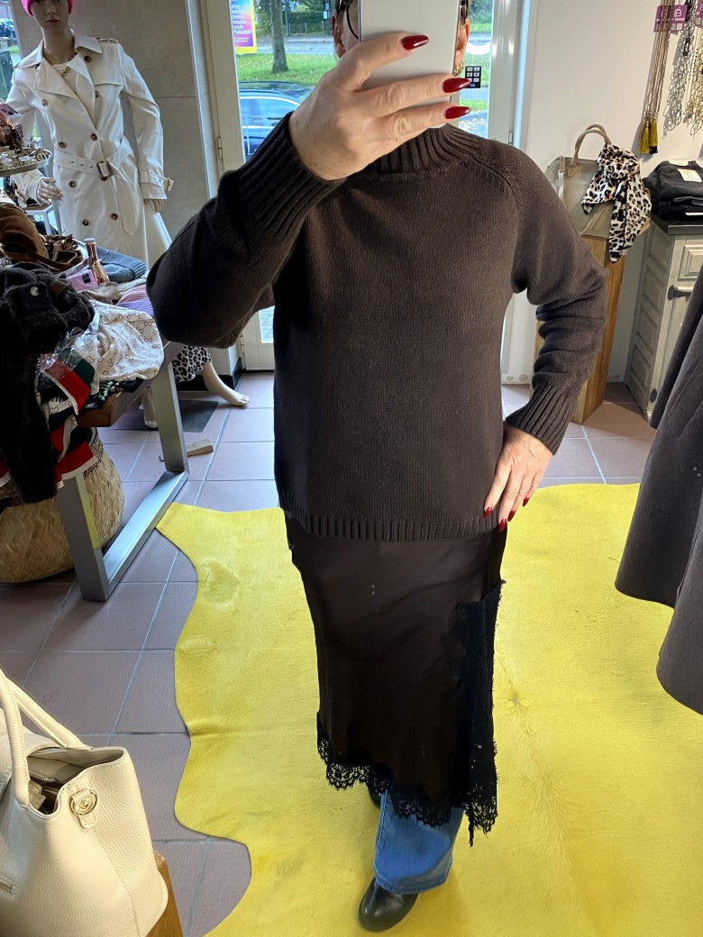 Der Pullover mit Rollkragen aus 41% Nylon und 31% Viskose in Coffee Braun verbindet Komfort mit stilvoller Vielseitigkeit - angenehme Wärme für kühle Tage!