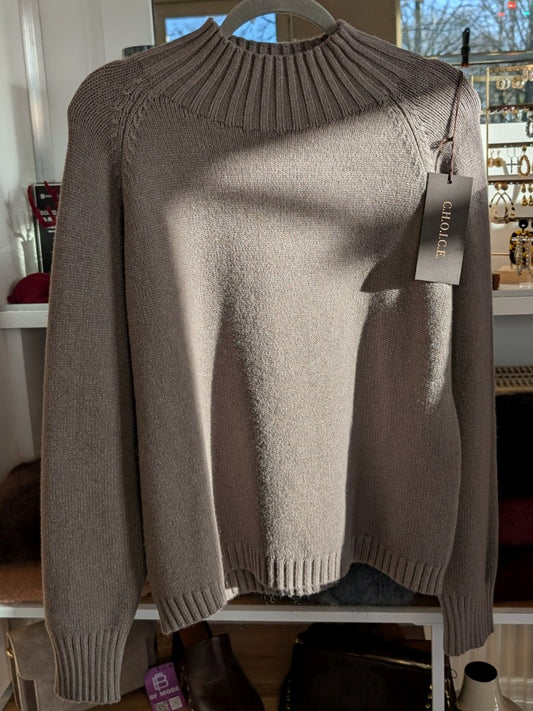 Der Pullover mit Rollkragen aus hochwertigen Viskose Mischung in elegantem Taupe verbindet Komfort mit stilvoller Vielseitigkeit - angenehme Wärme für kühle Tage!