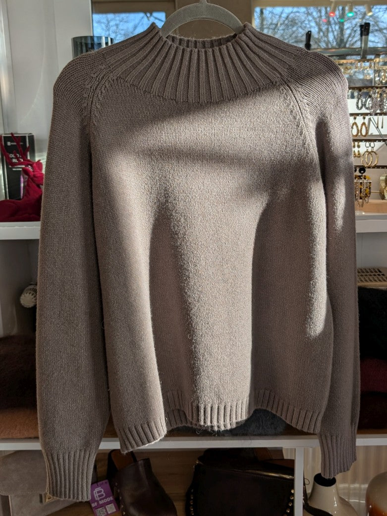 Der Pullover mit Rollkragen aus hochwertigen Viskose Mischung in elegantem Taupe verbindet Komfort mit stilvoller Vielseitigkeit - angenehme Wärme für kühle Tage!