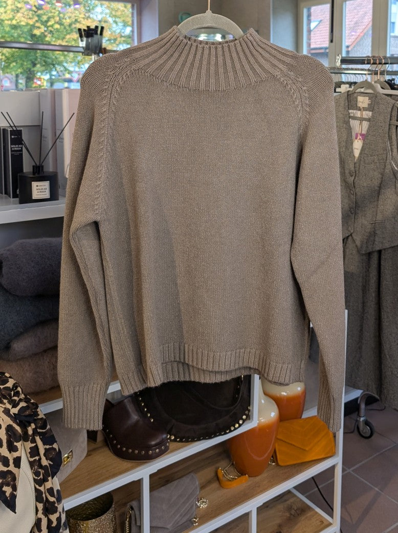 Der Pullover mit Rollkragen aus 41% Nylon und 31% Viskose in elegantem Taupe verbindet Komfort mit stilvoller Vielseitigkeit - angenehme Wärme für kühle Tage!