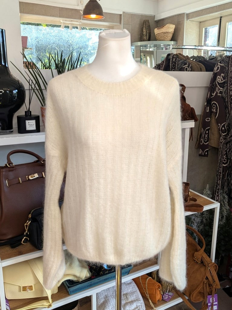 Raffinierter Pullover mit ausdrucksstarken Ballonärmeln und weicher Mohair-Komposition aus 80% Soft Kid Mohair. Setze ein modernes Statement mit diesem It-Piece