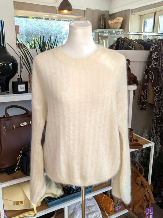 Raffinierter Pullover mit ausdrucksstarken Ballonärmeln und weicher Mohair-Komposition aus 80% Soft Kid Mohair. Setze ein modernes Statement mit diesem It-Piece