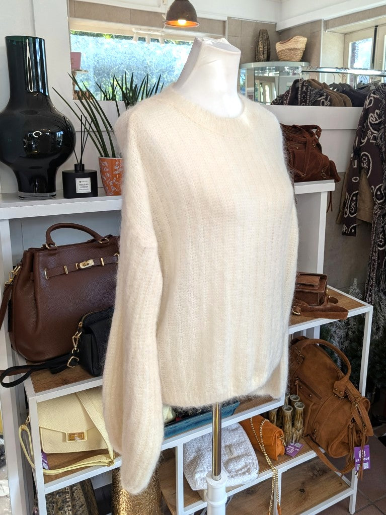 Raffinierter Pullover mit ausdrucksstarken Ballonärmeln und weicher Mohair-Komposition aus 80% Soft Kid Mohair. Setze ein modernes Statement mit diesem It-Piece
