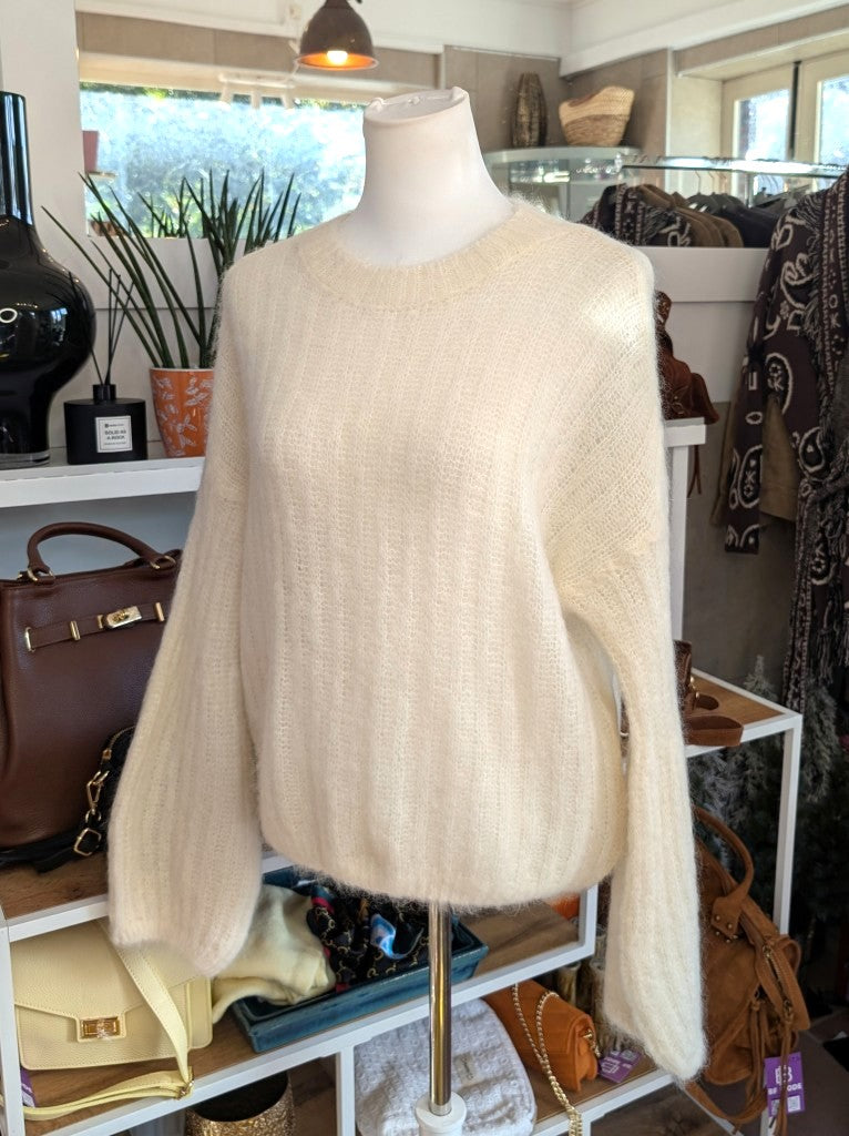 Raffinierter Pullover mit ausdrucksstarken Ballonärmeln und weicher Mohair-Komposition aus 80% Soft Kid Mohair. Setze ein modernes Statement mit diesem It-Piece