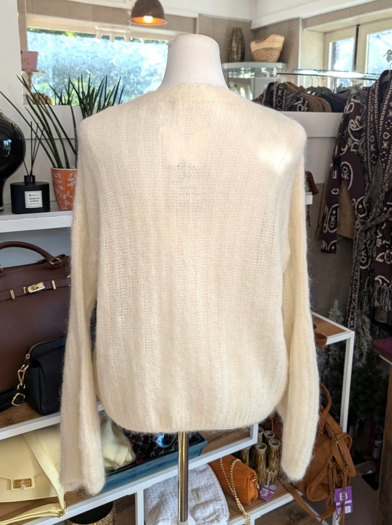 Raffinierter Pullover mit ausdrucksstarken Ballonärmeln und weicher Mohair-Komposition aus 80% Soft Kid Mohair. Setze ein modernes Statement mit diesem It-Piece